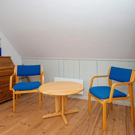 4 Person In Fan Apartment *